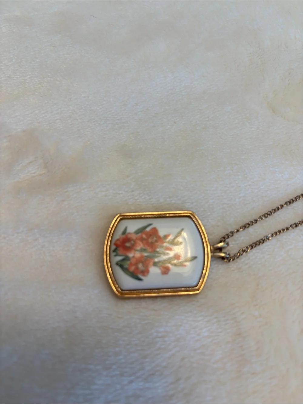Vintage AVON Gold-Tone Heritage Gladiolas Floral Ceramic Pendant Necklace
